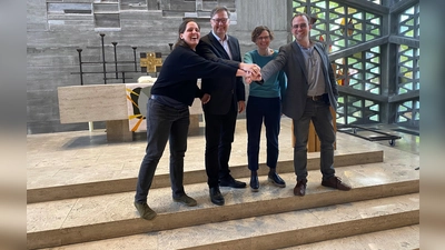 Pfarrerin Sophie Schuster (Evangeliumskirche), Pfarrer Ulrich Leser-von Kietzell (Kapernaumkirche, Bethanienkirche), Pfarrerin Dr. Eva Hanke (Kapernaumkirche, Bethanienkirche) und Dekan Felix Reuter (Evageliumskirche) (v.l.) freuen sich auf eine engere Zusammenarbeit. (Foto: df)