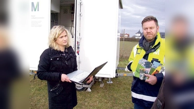 Rebecca Dutzi und Stefan Kaun gehören zu denen, die sich um mobile Messstation der FMG für Luftschadstoffe kümmern. Sie kommt 2018 zum zweiten Mal nach Haimhausen. 	 (Foto: kw)