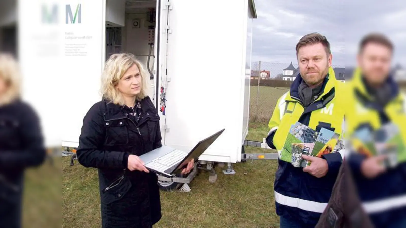 Rebecca Dutzi und Stefan Kaun gehören zu denen, die sich um mobile Messstation der FMG für Luftschadstoffe kümmern. Sie kommt 2018 zum zweiten Mal nach Haimhausen. 	 (Foto: kw)
