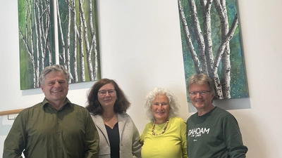 „Dem Bürgermeister werden die Bilder gefallen – liegt im doch der Wald sehr am Herzen“ - mIt dieser Vermutung lag Inge Klenk genau richtig (von links): Bürgermeister Stefan Joachimsthaler, Künstlerin Helga Schmidberger, Inge Klenk und Jürgen Klenk. (Foto: Gemeinde Alling)