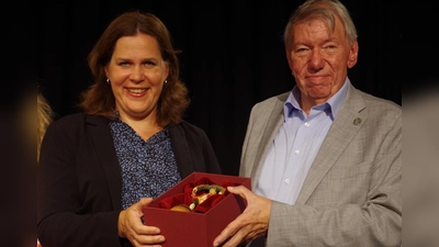 Verena Dietl (3. Bürgermeisterin) überreichte Josef Mögele im Namen der Stadt München einen „Schäffler“ als besonderes Jubiläums-Geschenk. (Foto: Beatrix Köber)