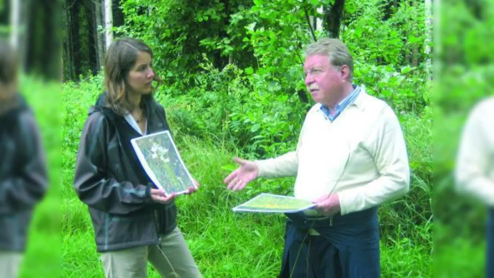 Umweltminister Otmar Bernhard lässt sich von Christine Harzer auf einer Streuwiese im Aubinger Moos die Pflegemaßnahmen des Landesbunds für Vogelschutz erklären. (Foto: pi)