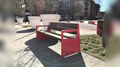 Gemütlich: Verschiedene Banktypen stehen seit kurzem am Garchinger Rathausplatz. (Foto: Stadt Garching)