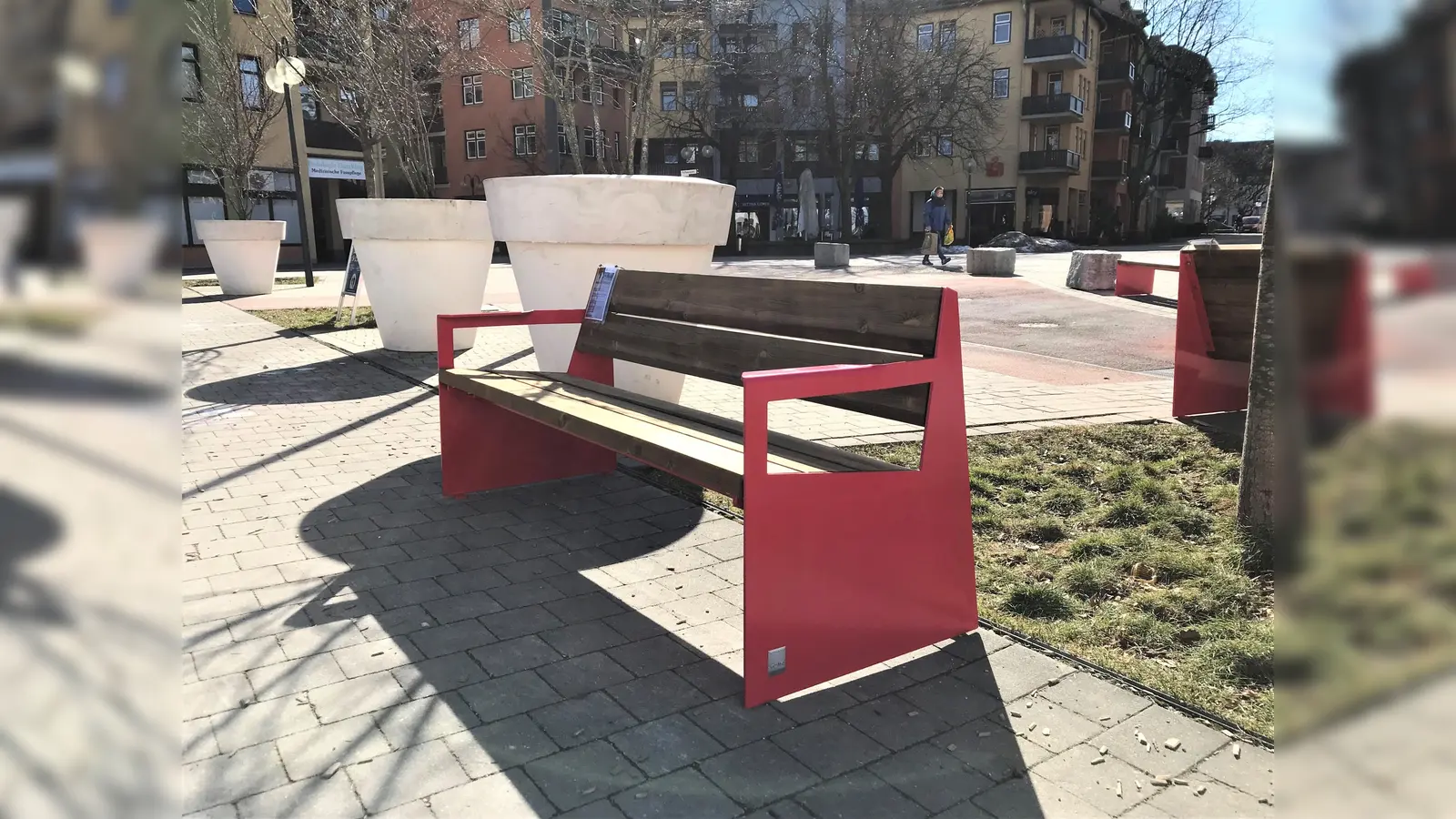 Gemütlich: Verschiedene Banktypen stehen seit kurzem am Garchinger Rathausplatz. (Foto: Stadt Garching)