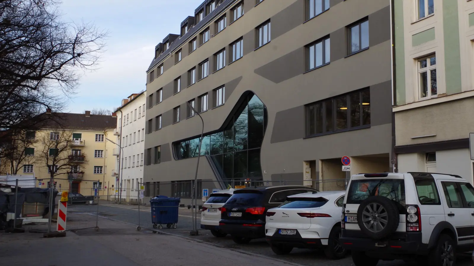 Die Baustelleneinrichtung an der Jugendherberge am Winthirplatz soll noch ein Jahr länger bestehen bleiben. (Foto: Beatrix Köber)