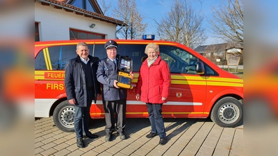 Bei der Überreichung des Defibrillators (v.l.): Stiftungsvorstand und Brgm. Klaus Korneder, Kommandant Georg Schachtner und Hannelore Kerbl. (Foto: Gem. Grasbrunn)