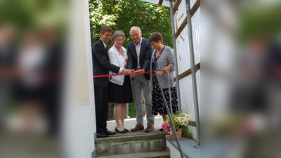 Pfarrer Ezard Everts und Bürgermeister Walter Brilmayer weihten die neuen Räume gemeinsam mit Mitarbeitern der Tafel ein. (Foto: Stefan Dohl)