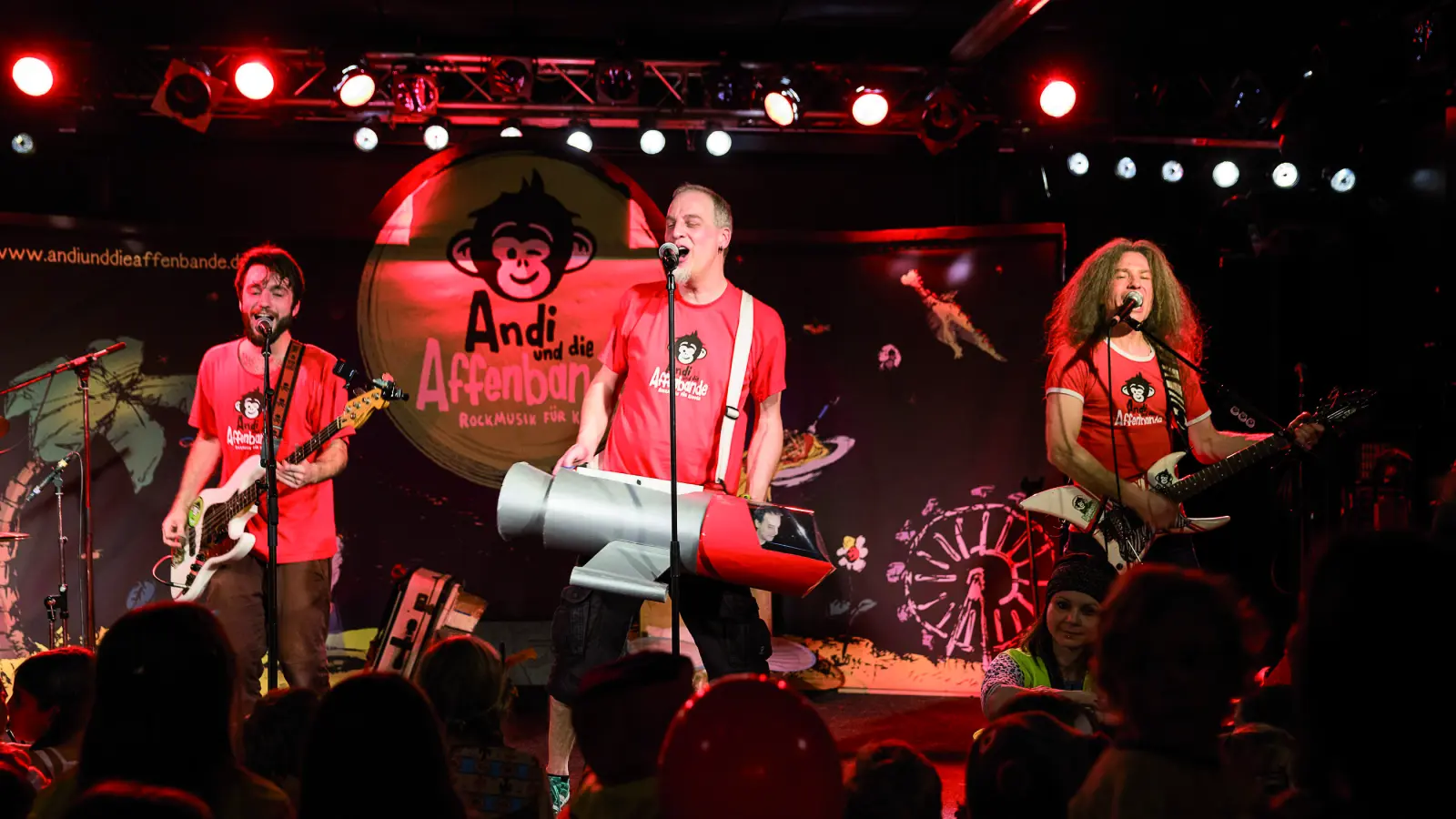 Andi und die Affenbande sorgen dafür, dass Kinder und Eltern viel Spaß haben.  (Foto: Markus Traub)