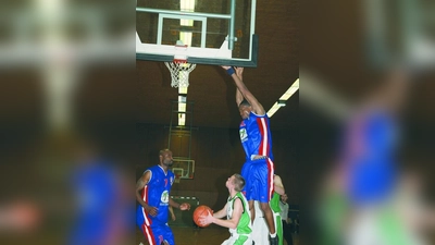 Aufbauspieler Philipp Först (DJK Sportbund) erzielte einen Korb gegen Walker (Nr. 7) und Ekambi  (22) von Basket Srbija. (Foto: Helmut Handwerker)