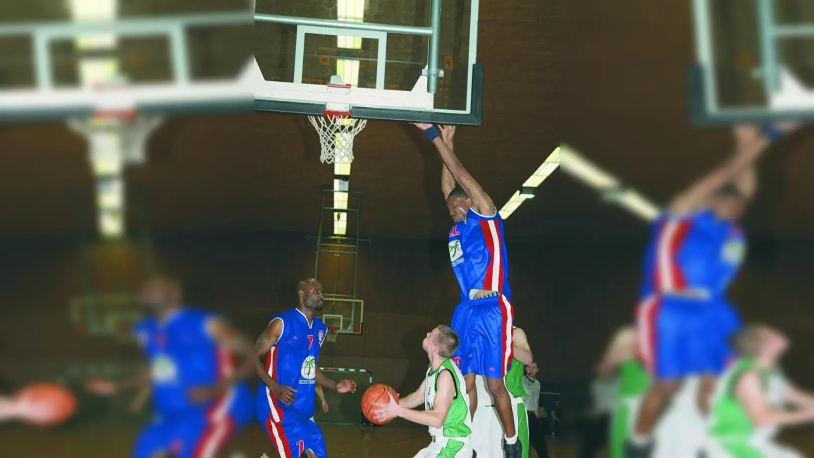 Aufbauspieler Philipp Först (DJK Sportbund) erzielte einen Korb gegen Walker (Nr. 7) und Ekambi  (22) von Basket Srbija. (Foto: Helmut Handwerker)
