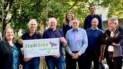 Der Umweltschutz in Weilheim wird mit Label ausgezeichnezt: vordere Reihe v.l.:Gerd Ratter (Stadtrat ÖDP), Rupert Pentenrieder (Stadtrat BFW), Alfred Honisch (Dritter Bürgermeister, GRÜNE), Michael Rottmann (Schutzgemeinschaft Weilheimer Moos); hintere Reihe: Angelika Baur (Klimaschutzmanagerin), Dr. Uwe Messer (Projektleiter Bündnis KommBio) (Foto: Bettina Pyko)