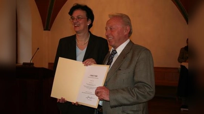 Michael Behr erhielt von Bürgermeisterin Christine Strobl  eine Dankurkunde für seine über 18-jährige Tätigkeit im Bezirksausschuss Hadern. (Foto: tg)