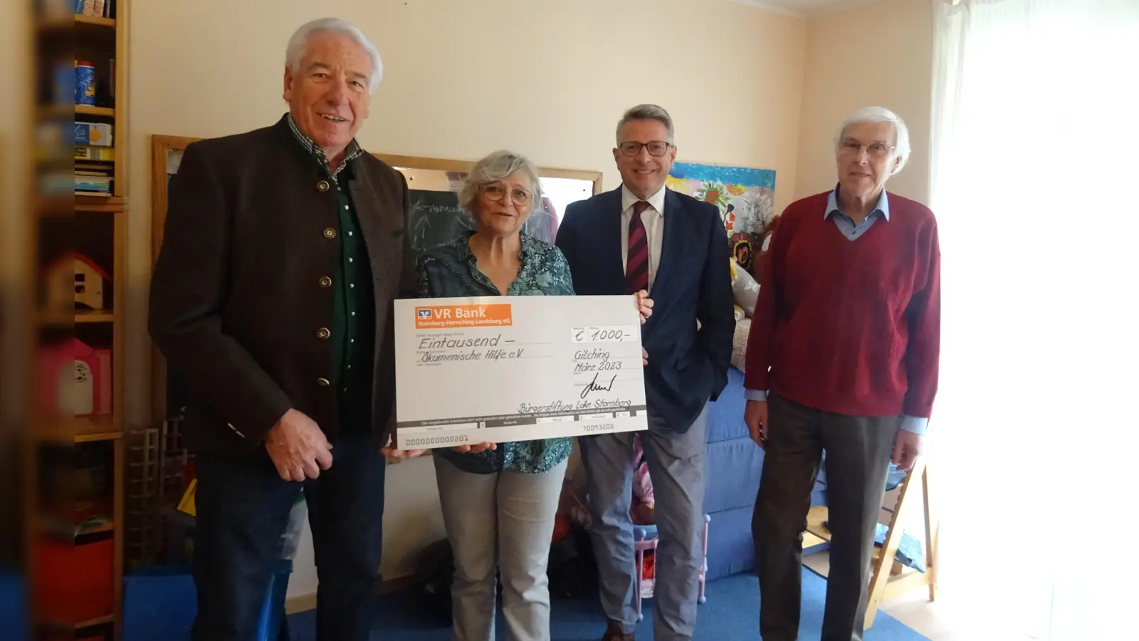 Spendenübergabe: v.l. Gustav Huber (Geschäftsführer Bürgerstiftung), Jutta Uelner (Vorstandsvorsitzende Ökumenische Hilfe e.V.), Konrad Hallhuber (Vorstand Bürgerstiftung), Johannes Hartmann (Kassier). (Foto: Bürgerstiftung)