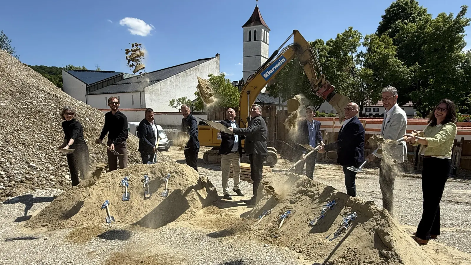 Beim symbolischen Spatenstich griffen die Ehrengäste zum Arbeitsgerät. (Foto: pst)