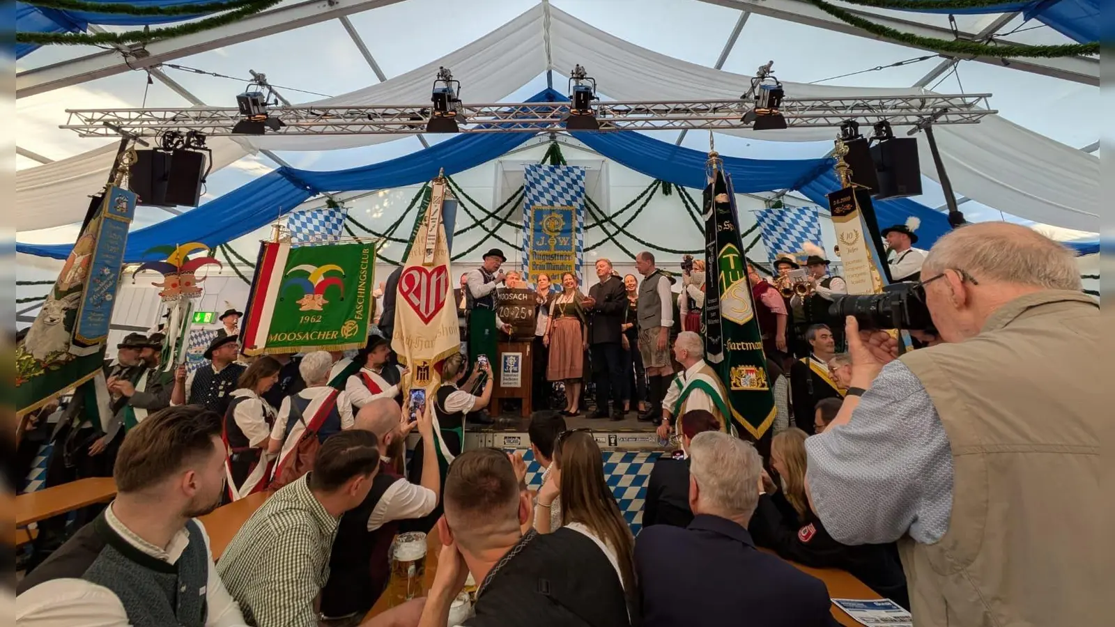 Festzeltbetrieb an fünf Tagen, die Aufstellung eines neuen Maibaums und weitere Attraktionen hat das Moosacher Maifest zu bieten.  (Foto: Julia Schönfeld-Knor)