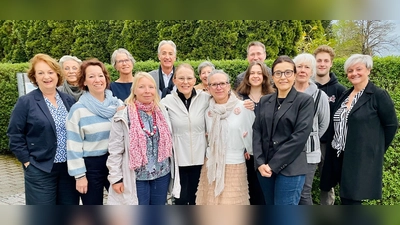 Die neuen Hospizbeleiterinnen und -begleiter mit der Koordinatorin Tina Neldel (l.). (Foto: Madleine Just)