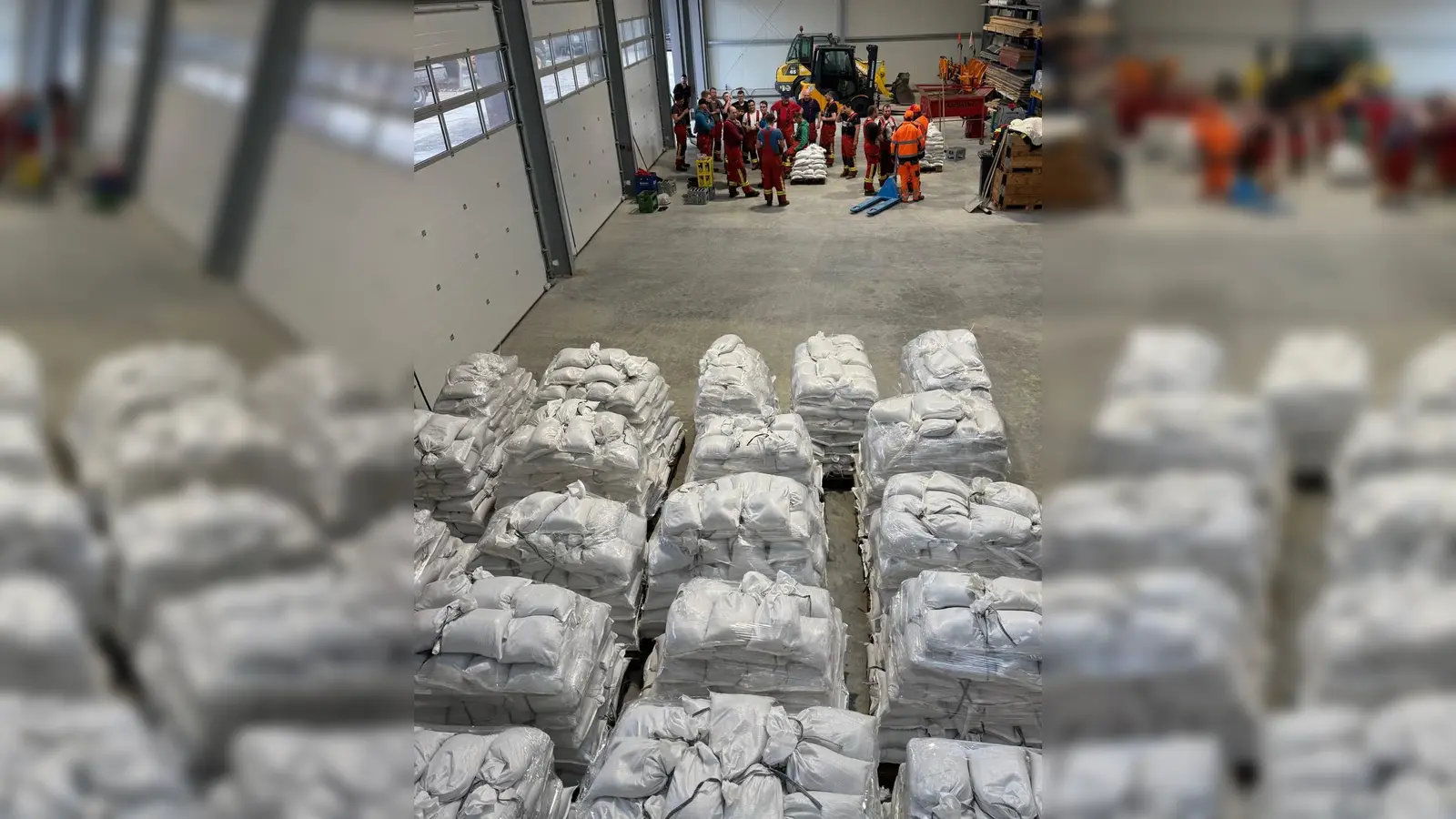 Die Feuerwehrleute sind im Dauereinsatz und befüllen Sandsäcke zum Schutz vor den Wassermassen. (Foto: FFW Moosburg)