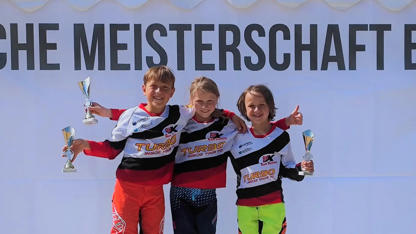 Strahlende Racer in Stuttgart (von links): Gregghi Frison, Anika Rill und Johannes Hartmann.  (Foto: TURBO)