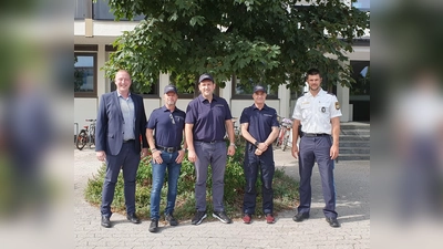 Bürgermeister Leonhard Spitzauer und Polizeioberkommissar Daniel Schubert begrüßten die neuen Mitglieder der Sicherheitswacht: Nikola Herceg, Martin Albert und Robert Schmid. (Foto: Gemeinde Vaterstetten)