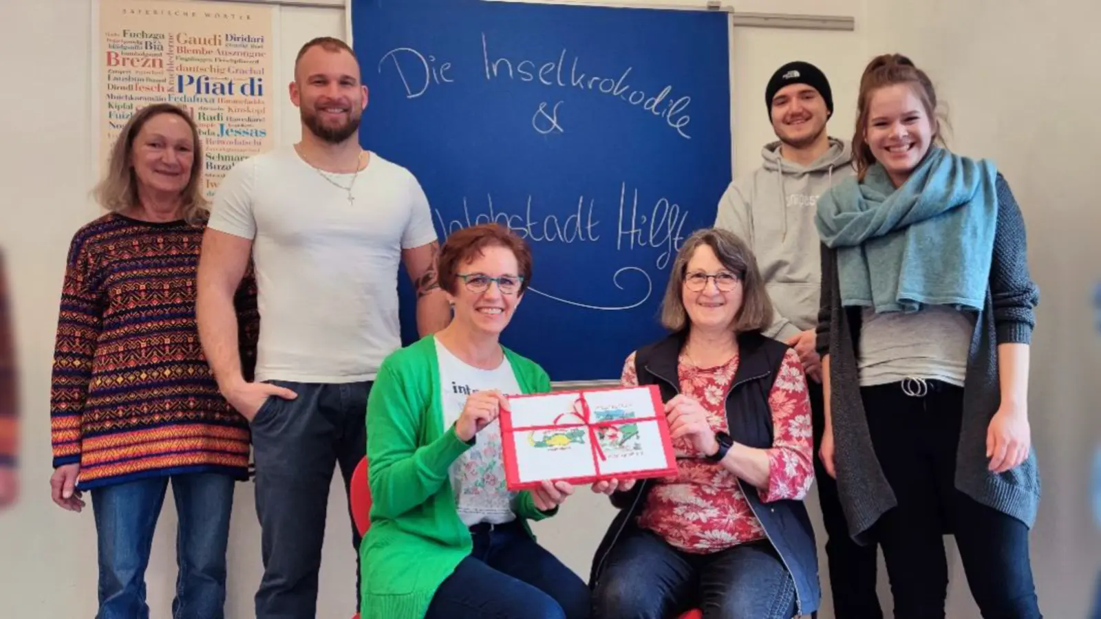 Spendenübergabe im BRK-Kinderhort „Die Inselkrokodile“: v.l. Maria Gries (BRK Starnberg), Patrick Wendl (BRK Starnberg), Christiane Schmalz und Rosi Polz (beide Walchstadt hilft e.V.), Jonas Marschner (BRK Starnberg) und Laura Aigner (BRK Starnberg).  (Foto: BRK Starnberg)