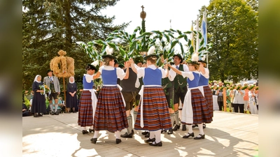 Der Höhepunkt des Erntefestes ist wie in jedem Jahr der Kronentanz.  (Foto: D'Hachinger Taler)