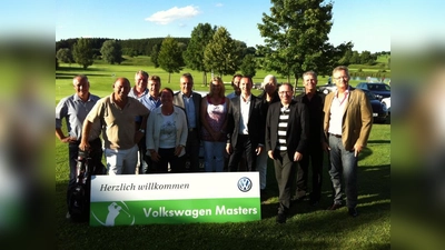 Die Sieger v.l.: Helmut Furtmayr, Günter Lienert, Bruttosieger Walter Kauderer, Henning Schmidt, Elisabeth Dumas, Klaus Philipp (Inhaber Auto Kölbl), Manuela Binder, Wolfgang Baum, Hans Jürgen Schlosser (Geschäftsführer), Thomas Kuhl, Gunther Lang, Karl Langwieder, Wolfgang Riedel (Inhaber Autohaus Westend und Autohaus Riedel) (Foto: pi)