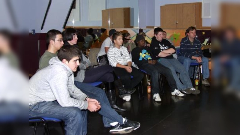 Konzentriert arbeiteten Jugendliche und Erwachsene bei der Sammlung von Anregungen, Ideen und Wünschen mit. (Foto: Schraft)