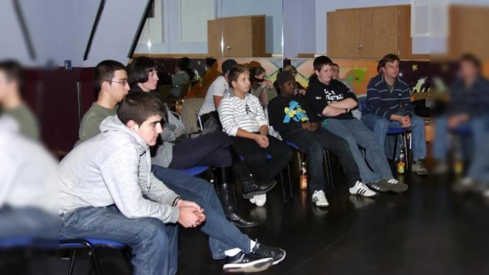 Konzentriert arbeiteten Jugendliche und Erwachsene bei der Sammlung von Anregungen, Ideen und Wünschen mit. (Foto: Schraft)