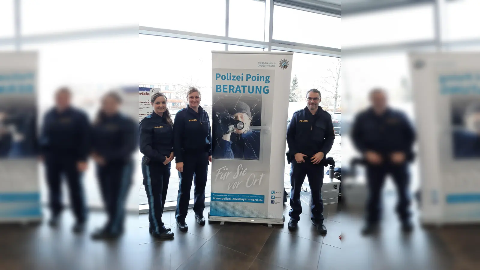 Beamte der Polizeiinspektion Poing informierten am vergangenem Freitag im Poinger Citycenter rund um das Thema Einbruchschutz.  (Foto: Stefan Dohl)