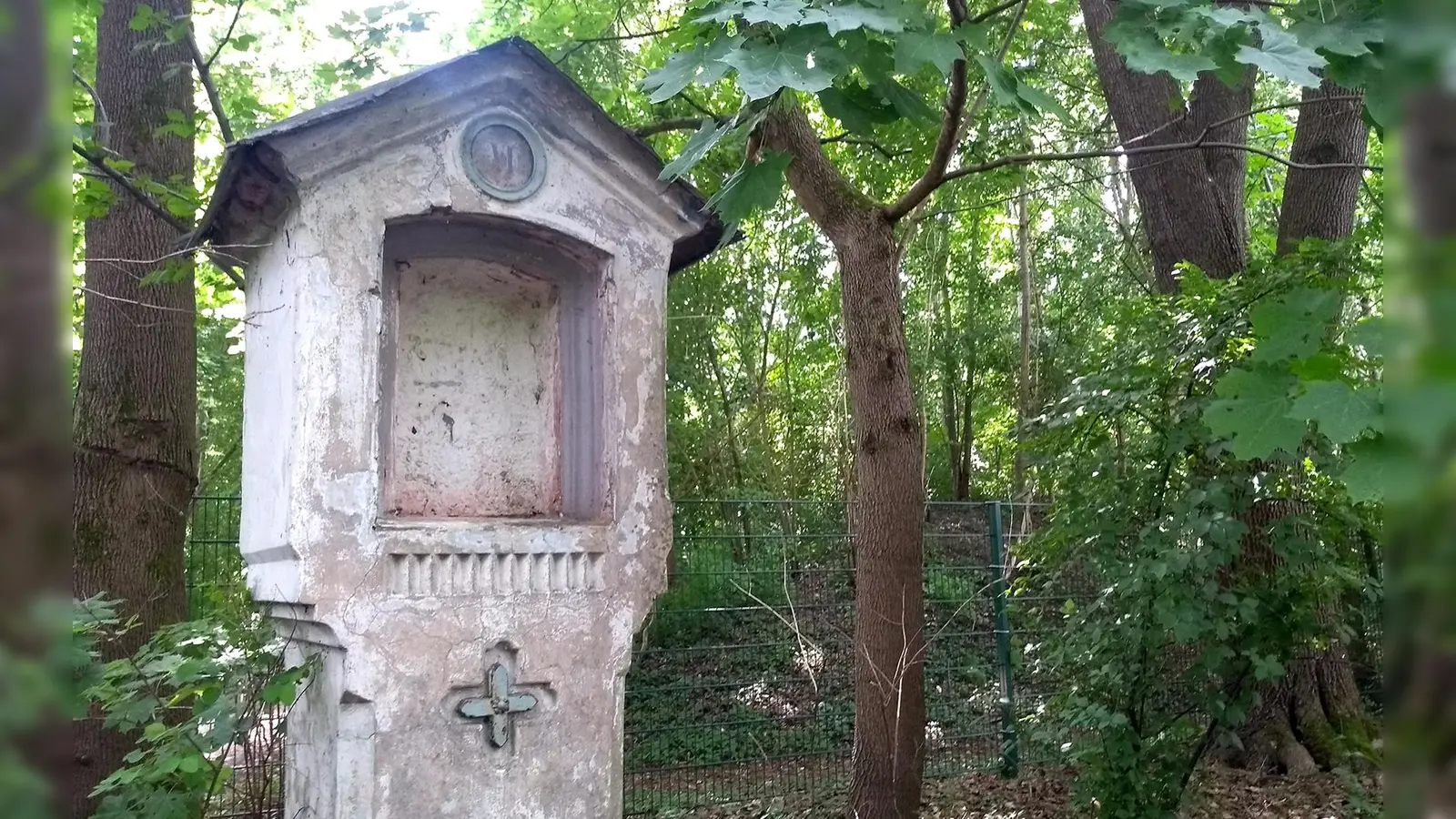 Der stark verfallene, denkmalgeschützte Kreuzweg auf dem Gelände der kirchlichen Maria-Ward-Mädchenrealschule. (Foto: oh)