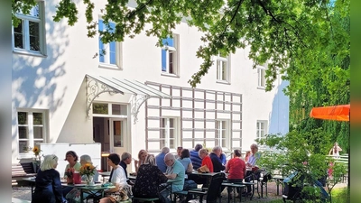 Wenn es nun wärmer wird, kann man wieder draußen ratschen.  (Foto: Mohr-Villa)