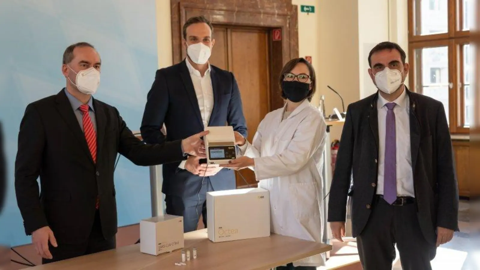 Bayerns Wirtschaftsminister Hubert Aiwanger präsentiert den ersten bayerischen PCR-Schnelltest gemeinsam mit GNA-CEO Dr. Federico Bürsgens, GNA-Laborantin Nicole Pill und Gesundheitsstaatssekretär Klaus Holetschek (von links). (Foto: StMWi / E. Neureuther)