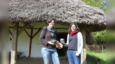 Anja Pütz (links), Leiterin des AschheiMuseums, und Jennifer Bagley, die den Bajuwarenhof Kirchheim leitet, freuen sich auf das gemeinsame Sommerprogramm zum Thema "Essen und Trinken in der europäischen Vor- und Frühgeschichte". (Foto: bs)