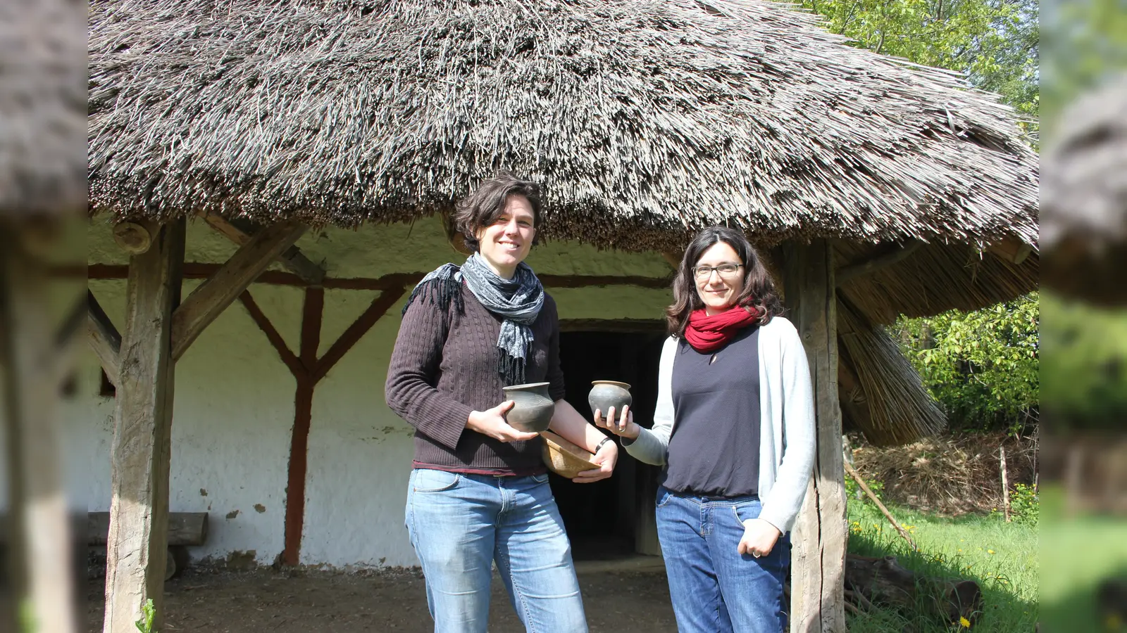 Anja Pütz (links), Leiterin des AschheiMuseums, und Jennifer Bagley, die den Bajuwarenhof Kirchheim leitet, freuen sich auf das gemeinsame Sommerprogramm zum Thema "Essen und Trinken in der europäischen Vor- und Frühgeschichte". (Foto: bs)