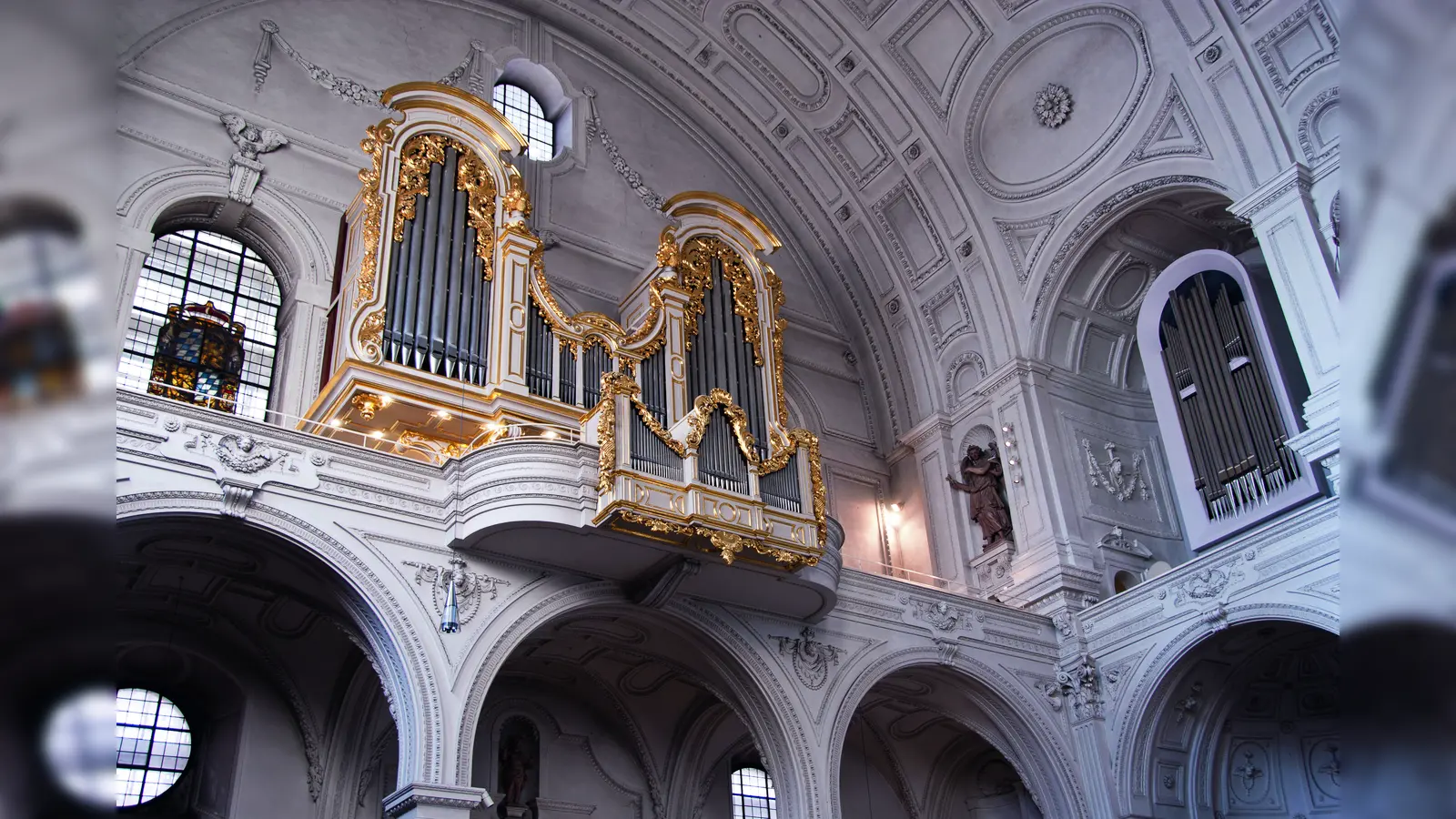 Schöne Klänge auf der Michaelsorgel beim internationalen Orgelfestival „Münchner Orgelherbst“ in der Jesuitenkirche St. Michael. (Foto: Walter Glück)