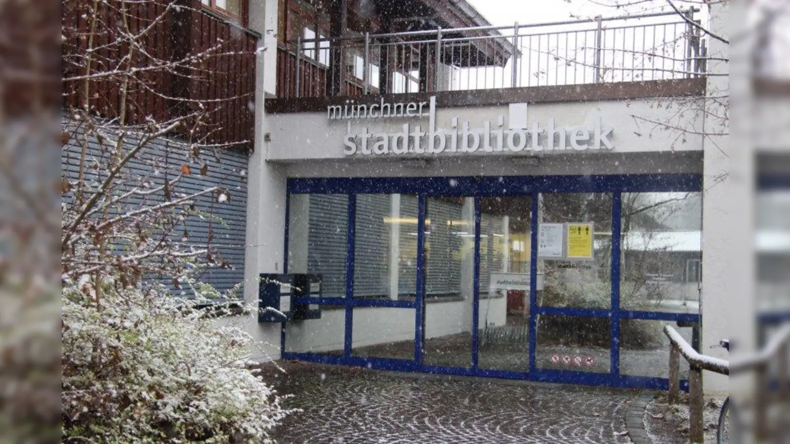 Die Stadtteilbibliothek Allach-Untermenzing befindet sich auf dem Gelände des Schulzentrums in der Pfarrer-Grimm-Straße. (Foto: sb)