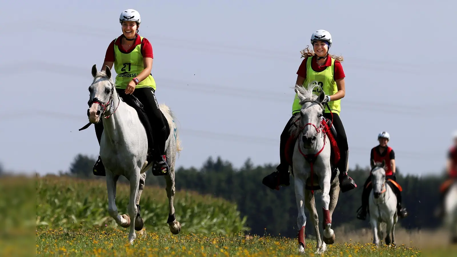 Erfolgreiche Reiterinnen:Alessia Dollinger, Emily Schelldorf und Merle Röhm (v. li.). (Foto: Holger Kopf)