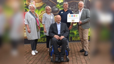 Karl-Heinz Arians (vorn) überreichte das Signet „Bayern barrierefrei” an die Jugendherberge München Park. Hintere Reihe (vorn rechts): Klaus Umbach (Präsident DJH Bayern), Andres Mayer (Leiter Jugendherberge München Park) und Susanne Droux (DEHOGA Bayern), Stefanie Krüger (Mitglied im Präsidium DJH Bayern). (Foto: DJH Bayern)