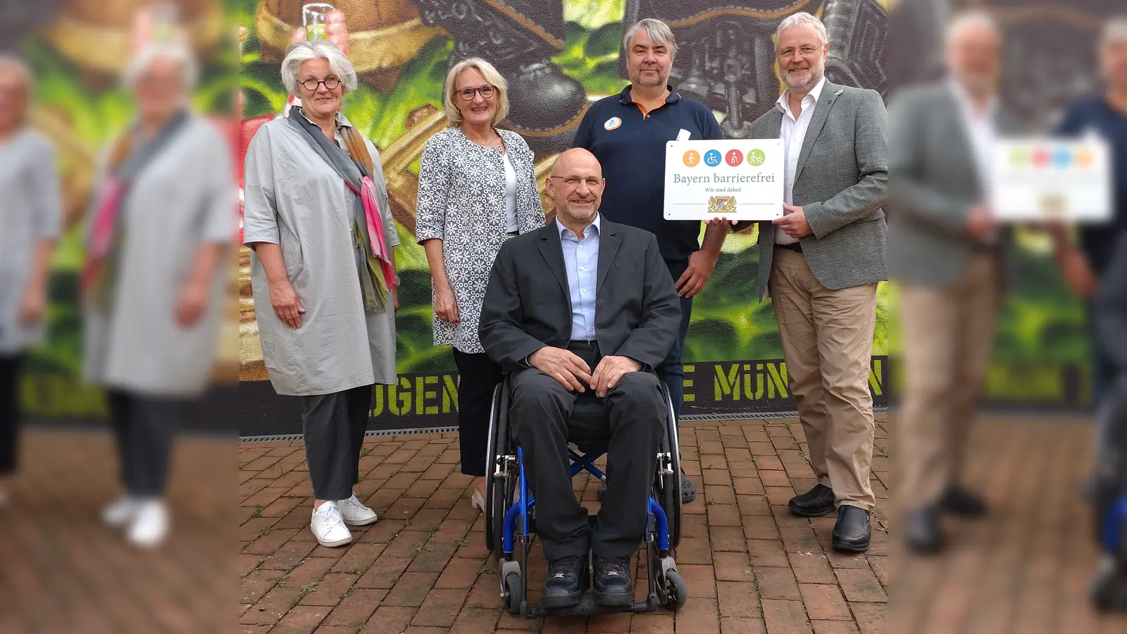 Karl-Heinz Arians (vorn) überreichte das Signet „Bayern barrierefrei” an die Jugendherberge München Park. Hintere Reihe (vorn rechts): Klaus Umbach (Präsident DJH Bayern), Andres Mayer (Leiter Jugendherberge München Park) und Susanne Droux (DEHOGA Bayern), Stefanie Krüger (Mitglied im Präsidium DJH Bayern). (Foto: DJH Bayern)