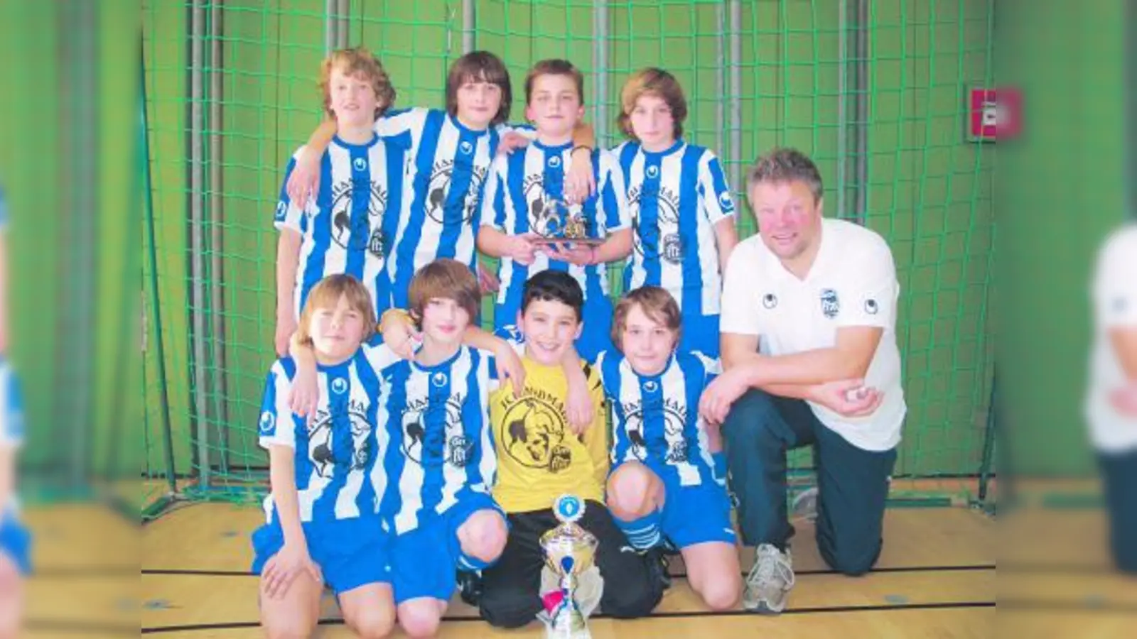 Die erfolgreichen D4-Junioren der FT Gern: Lorenz, David, Amar, Alex; u.v.l. Lukas, Raphael, Ismael, Tobi und Coach Michi Franke. (Foto: pi)