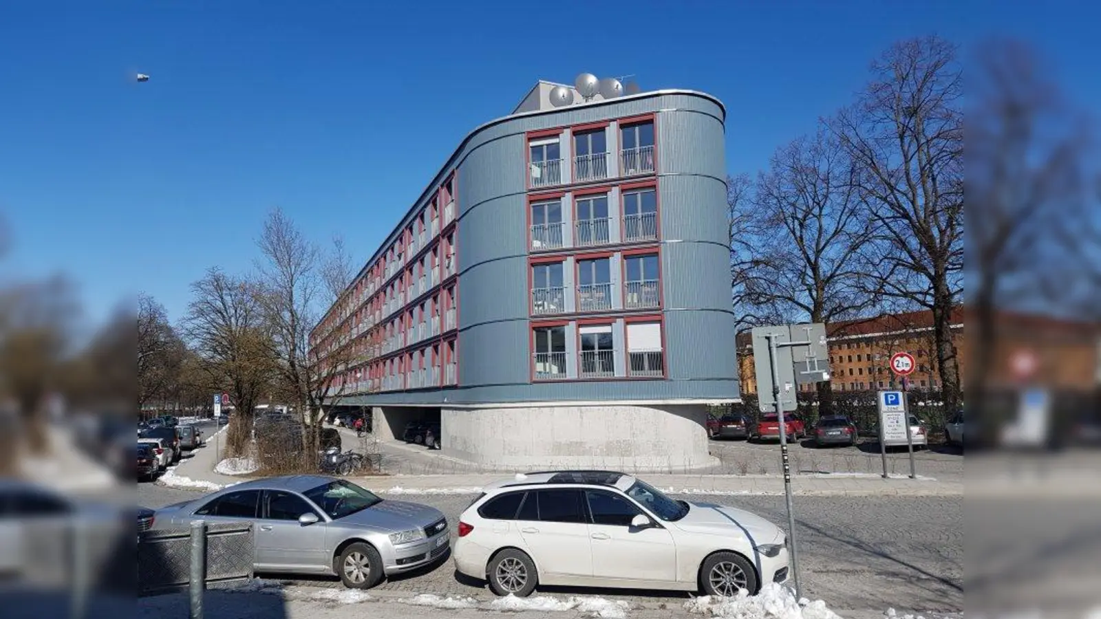 Am Dantebad ist der Parkplatz bereits überbaut worden. (Foto: sb)