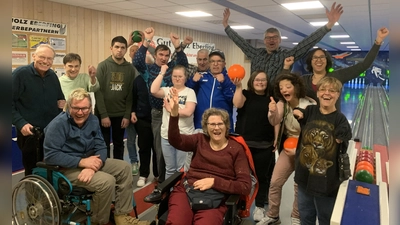 Die Teilnehmer hatten viel Spaß beim inklusiven Kegelabend. (Foto: OBA)