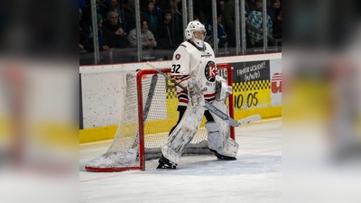 Backup-Torhüter Patrick Mayer vom EHC Klostersee bei einem Einsatz in der laufenden Playoff-Serie. (Foto: smg)