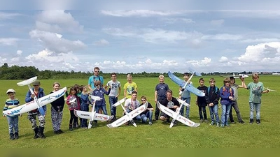 Kinder und Jugendliche können sich am Schnuppertag auf als Modellflieger-Piloten ausprobieren. 	 (Foto: VA)