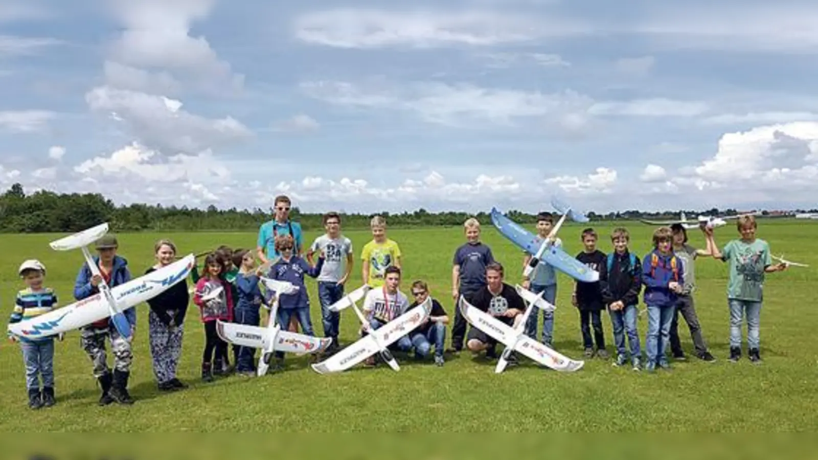 Kinder und Jugendliche können sich am Schnuppertag auf als Modellflieger-Piloten ausprobieren. 	 (Foto: VA)