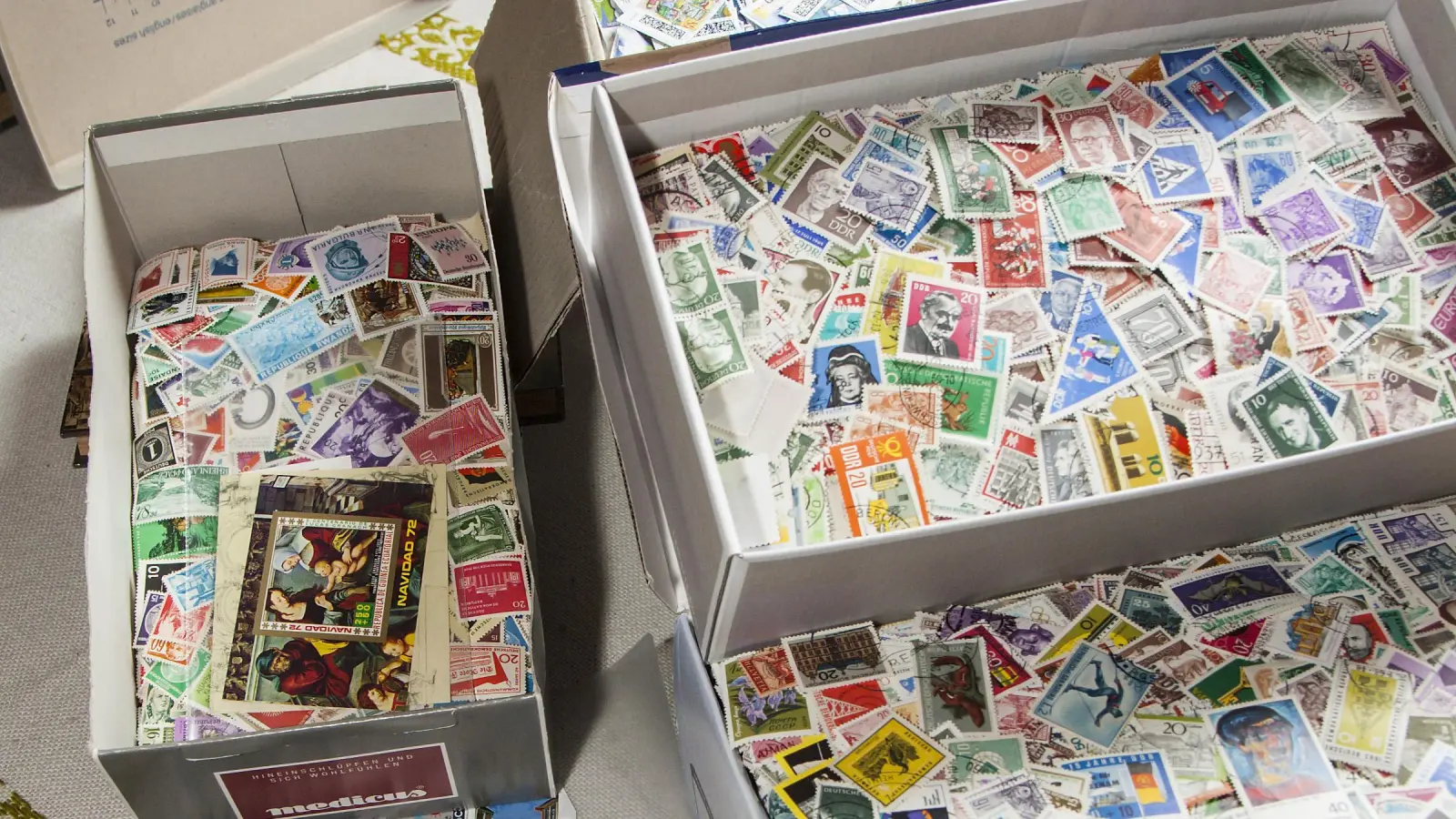 Ein voller Schuhkarton mit ausgelösten Marken wiegt rund 3,5 Kilogramm und beinhaltet 50.000 bis 60.000 Briefmarken. (Foto: Max Graßl)