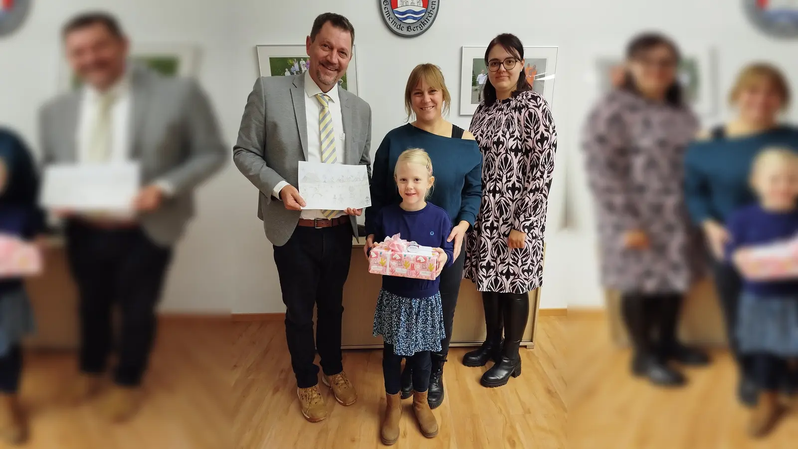 Die siebenjährige Hanna Pache aus Feldgeding erhielt von Bürgermeister Robert Axtner ein Geschenk.. (Foto: Gem)