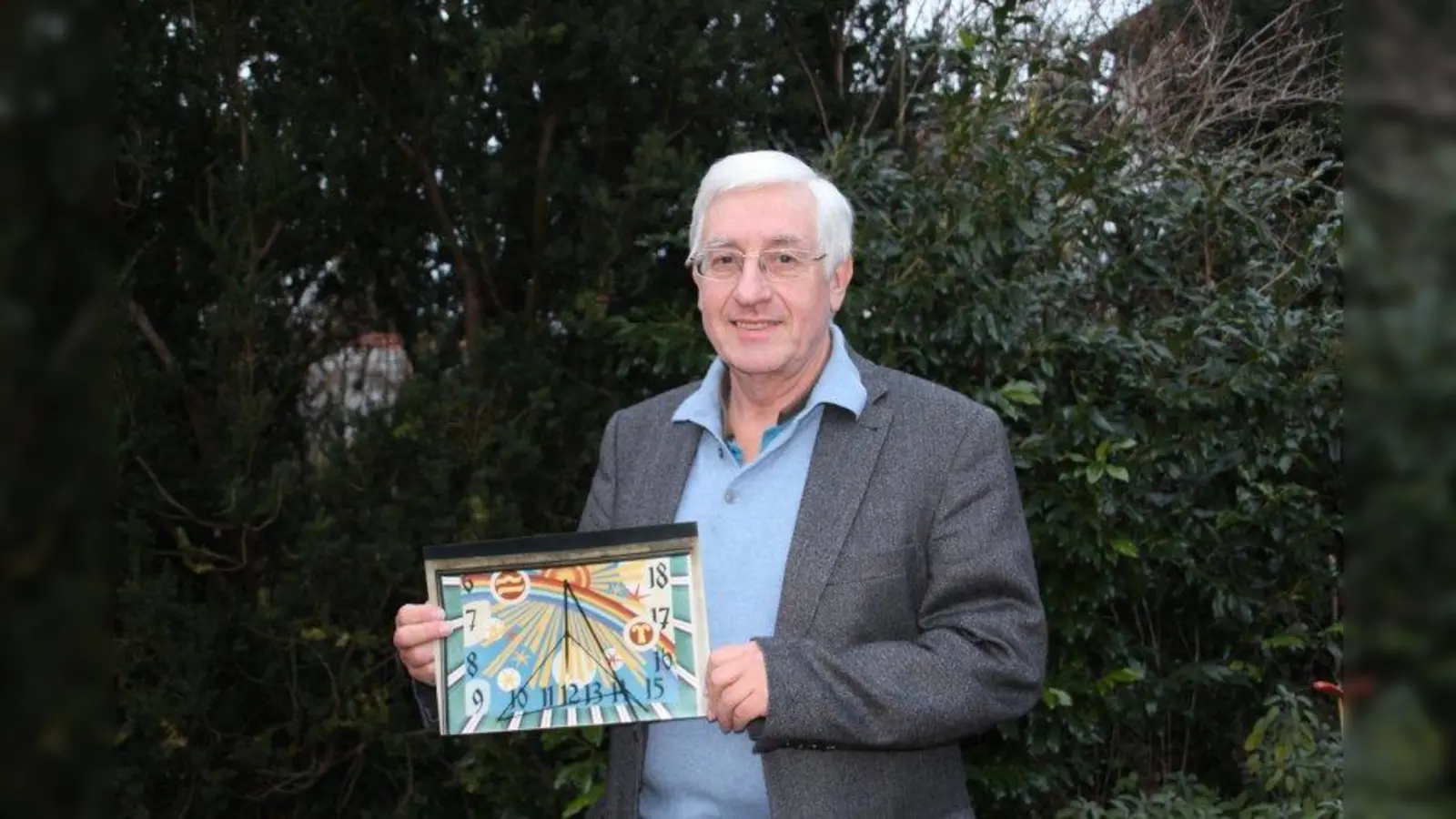 Dieter Birmann mit einem Foto der Sonnenuhr am Turm des Landesamts für Maß und Gewicht in Nymphenburg. (Foto: pst)