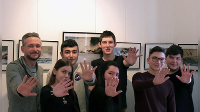 "Stop!", wollen die Kids schreien. Das Podiumsgespräch mit Schülern der Mittelschule an der Situlistraße, die gegen Rassismus sind, ist nur eine von vielen Veranstaltungen bei den Internationalen Wochen gegen Rassismus. (Foto: privat)