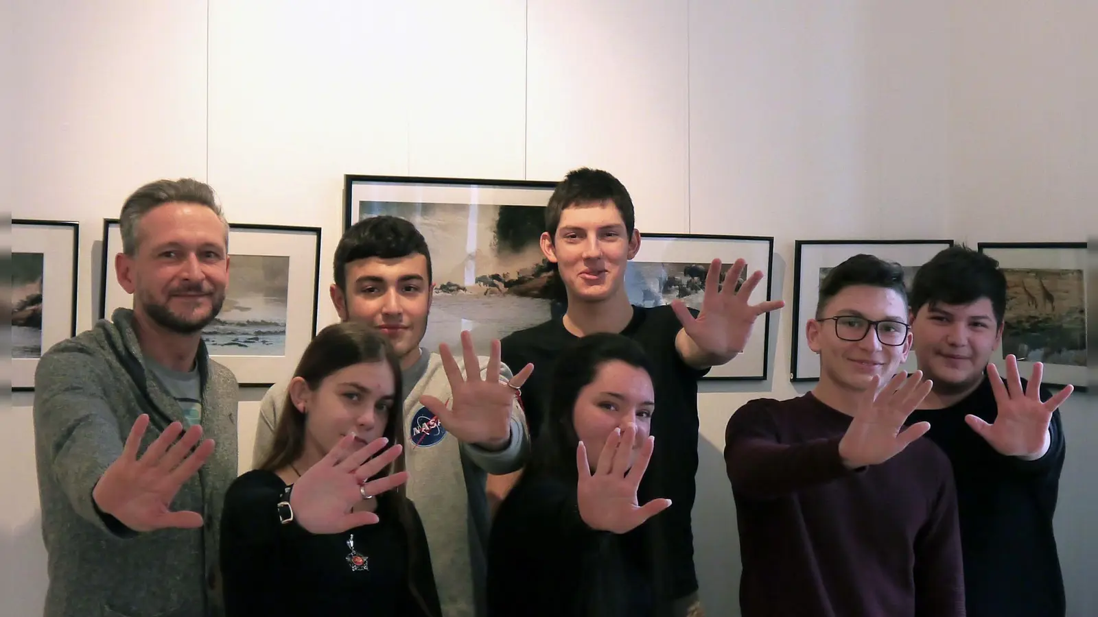 "Stop!", wollen die Kids schreien. Das Podiumsgespräch mit Schülern der Mittelschule an der Situlistraße, die gegen Rassismus sind, ist nur eine von vielen Veranstaltungen bei den Internationalen Wochen gegen Rassismus. (Foto: privat)